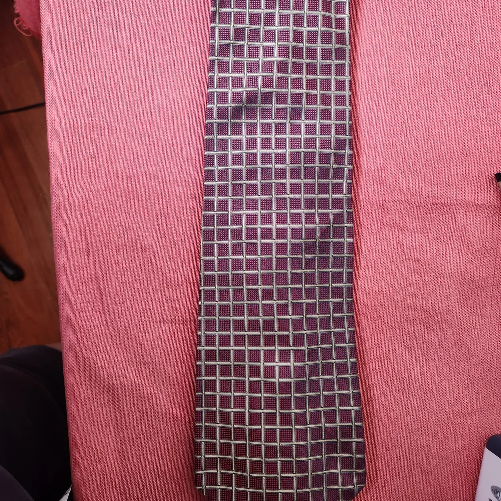 Roundtree And Yorke Handmade Silk Burgundy and Silver Men's Tie